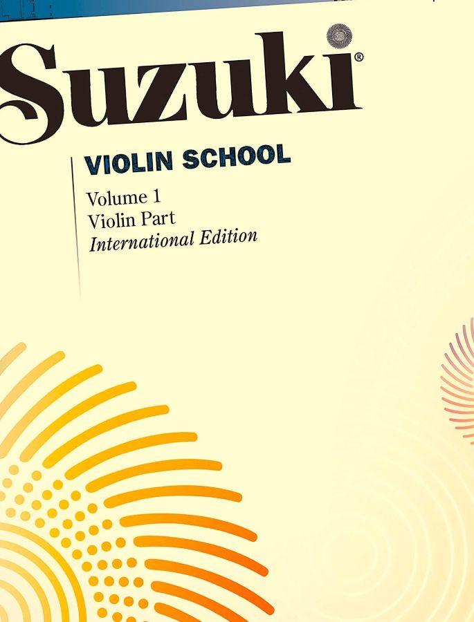 Profesora Suzuki enseñando violín a niño pequeño - método Suzuki educación musical infantil