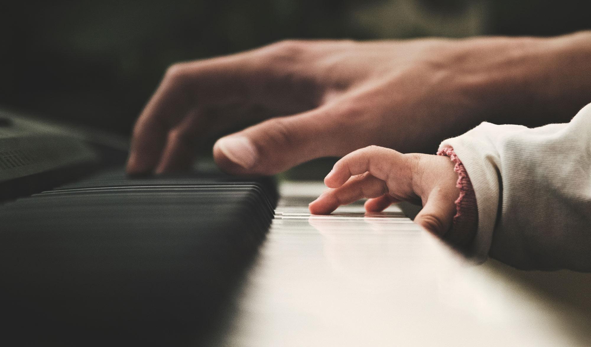 Niño aprendiendo piano con método Suzuki - educación musical clásica para niños