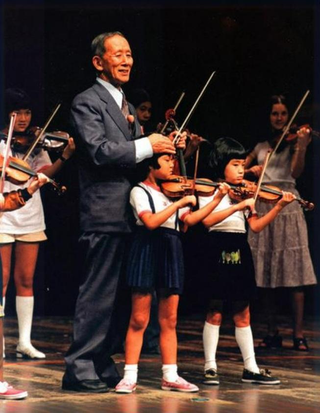 Método Suzuki - Dr Shinichi Suzuki enseñando violín a niños pequeños - educación musical temprana
