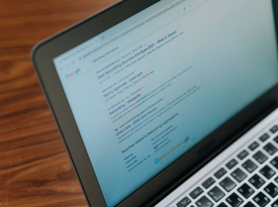 Profesional analizando en un portátil por qué búsquedas aparece mi web en Google