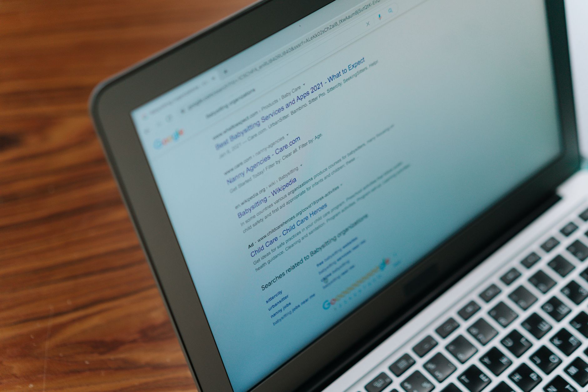 Profesional analizando en un portátil por qué búsquedas aparece mi web en Google