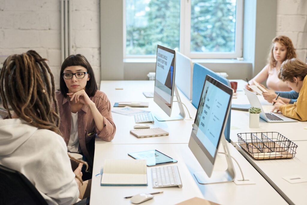 Equipo revisando los posibles problemas técnicos de una página web