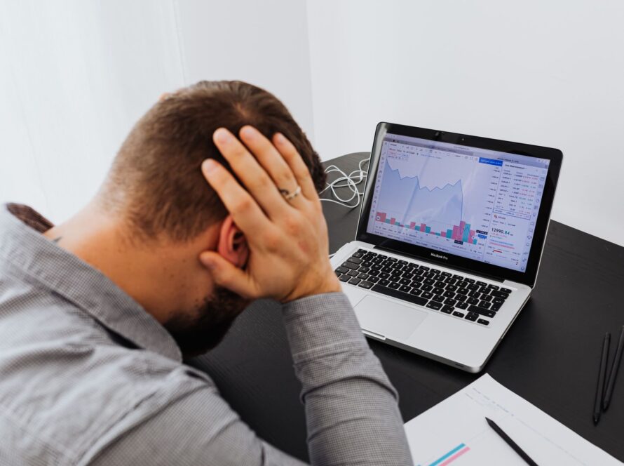 Profesional revisando en un portátil la caída de visibilidad de su web