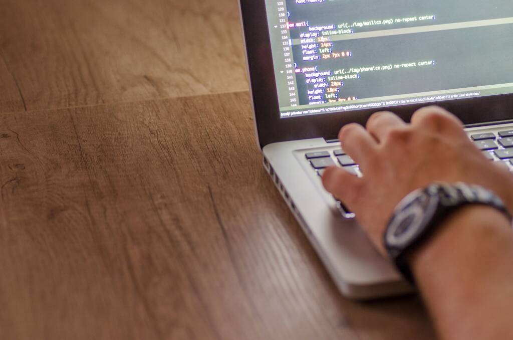 10 errores SEO que hacen perder posiciones en Google 2 Profesional comprobando el funcionamiento de una web en móvil y ordenador