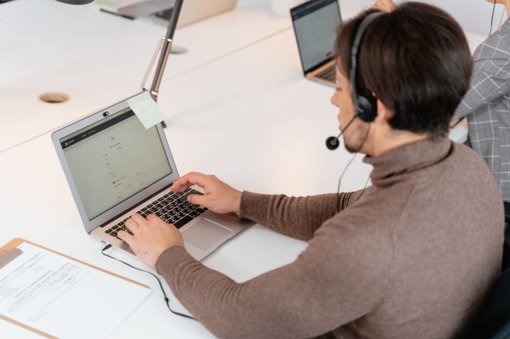 Automatizar Excel y Google Sheets para empresas 4 Profesional gestionando un formulario conectado con una hoja de cálculo empresarial