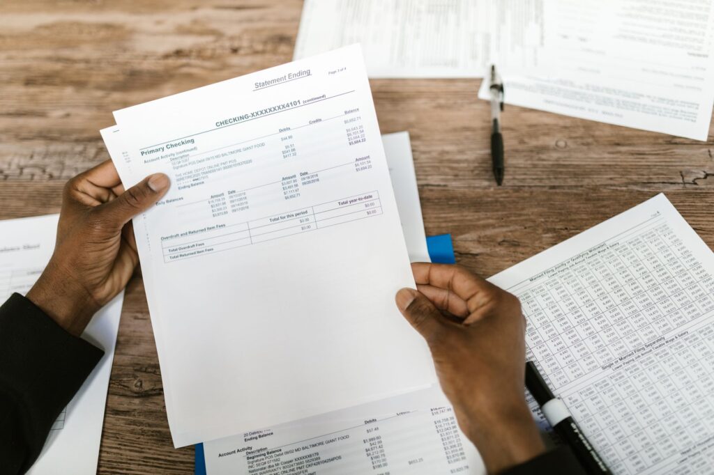 Automatización de documentos e informes para empresas 2 Profesional comprobando datos de una hoja de cálculo antes de generar un informe automático