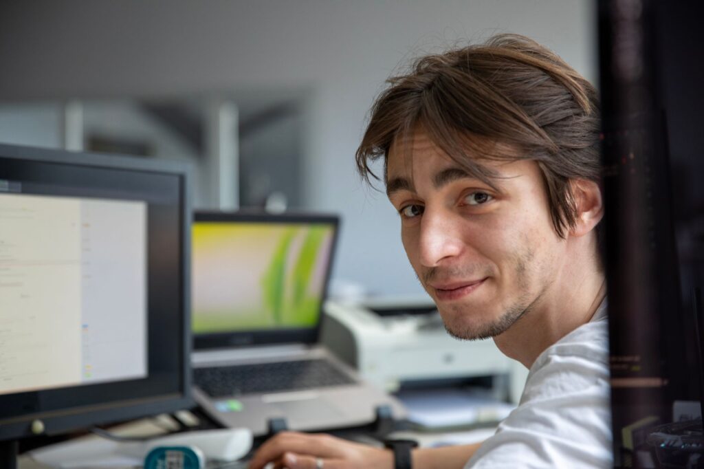 Automatizar Excel y Google Sheets para empresas 1 Profesional trabajando en una empresa, imagen relacionada con Automatizar Excel sin sustituir una herramienta que ya funciona