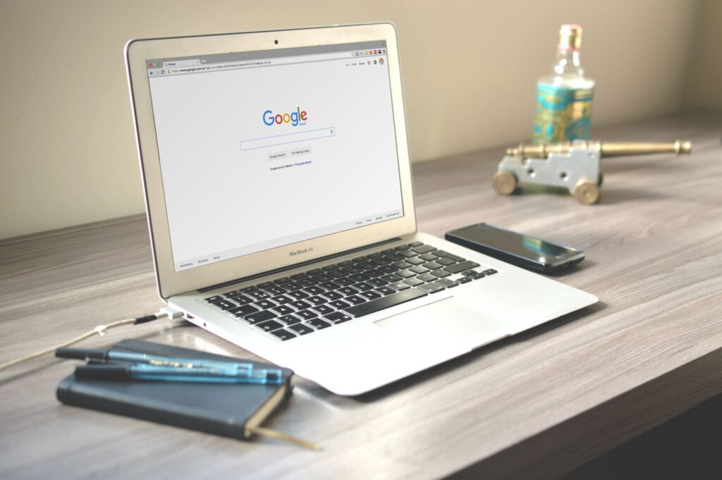 Automatizar Excel y Google Sheets para empresas 3 Profesional trabajando en una empresa, imagen relacionada con Qué procesos se pueden automatizar con Excel y Google Sheets