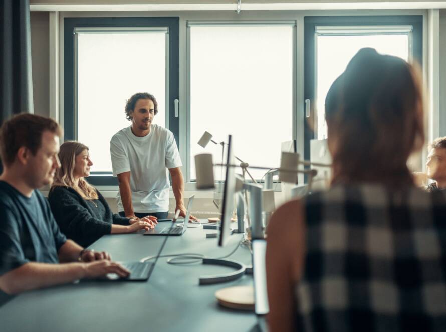 Equipo revisando un plan para mejorar el posicionamiento de una web