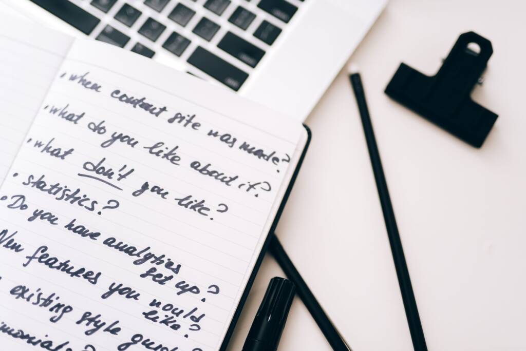 Planificación de contenidos y mejoras SEO en una mesa de trabajo