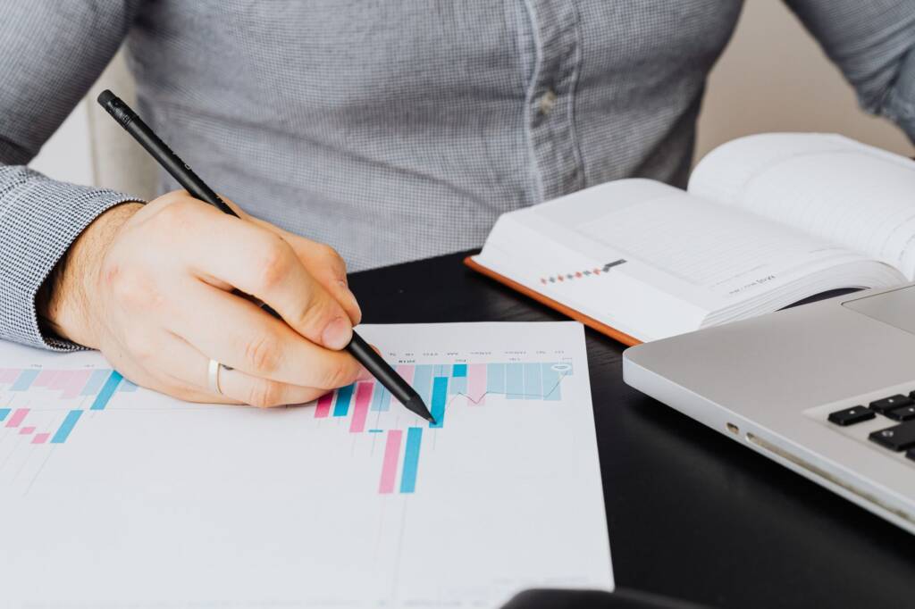 Responsable de una pequeña empresa anotando oportunidades SEO detectadas en sus consultas