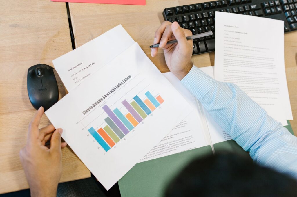 Automatizar Excel y Google Sheets para empresas 2 Responsable de una pequeña empresa revisando datos antes de automatizar Excel y sus tareas repetitivas