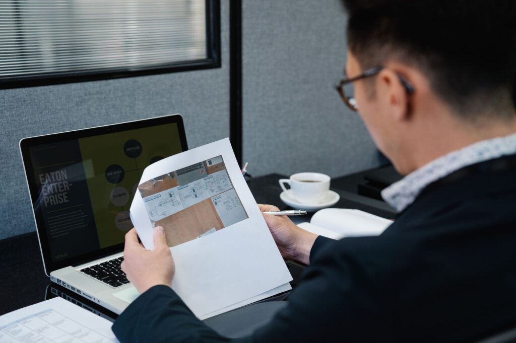 Automatización de documentos e informes para empresas 1 Persona revisando un PDF dentro de un flujo de automatización de documentos empresariales