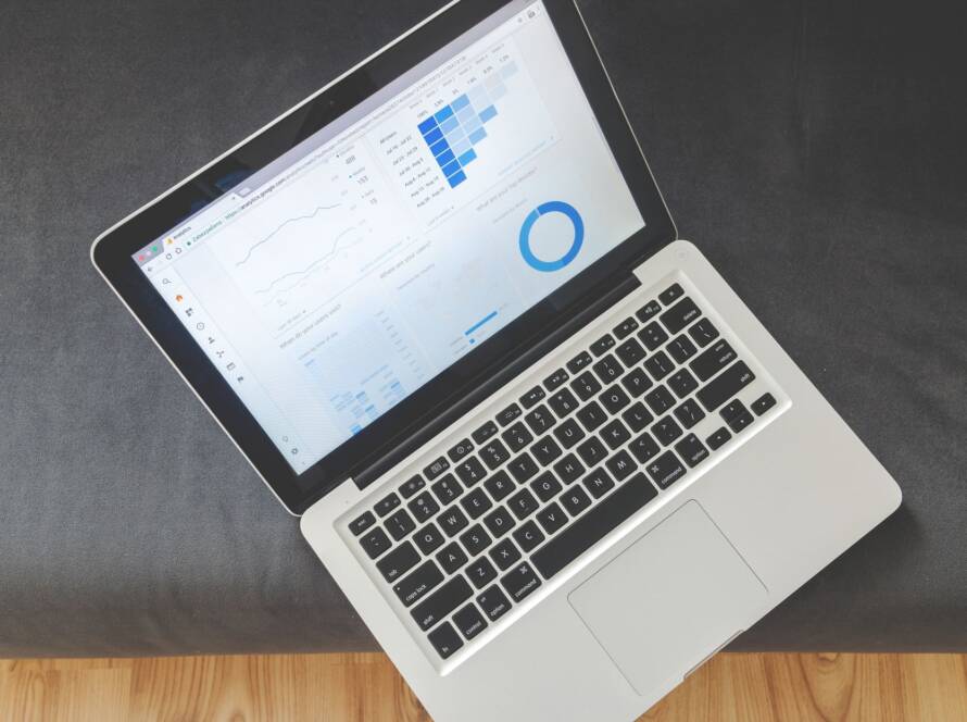 Profesional revisando en un portátil errores SEO que hacen perder posiciones en Google