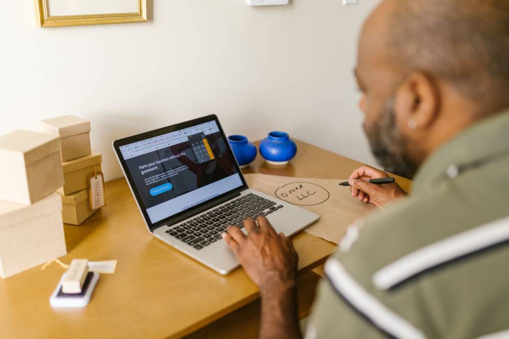 SEO para pequeñas empresas: Responsable de un negocio local revisando el tráfico y las consultas de su página web