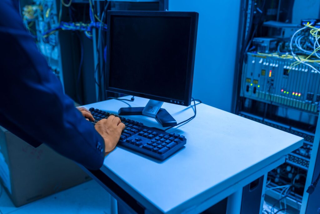Técnico comprobando la infraestructura de un servidor web