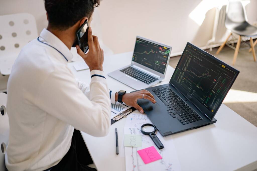 Muchas impresiones, pocos clics en Google: cómo… 1 muchas impresiones pocos clics Google: Profesional comparando consultas, páginas e impresiones orgánicas en un portátil