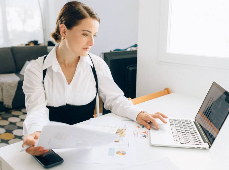 muchas impresiones pocos clics Google: Analista revisando en un portátil un caso de muchas impresiones y pocos clics en Google